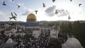 FOTO: Momen Haru Warga Palestina Salat Id di Masjid Al Aqsa Hari ini