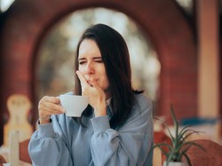 3 Tips Minum Kopi Agar Gigi Tak Kuning dan Berlubang dari Dokter Gigi