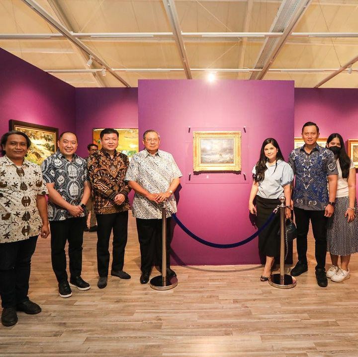 <p>Almira atau biasa disapa Aira juga kerap mendampingi kedua orang tuanya ke berbagai kota di Indonesia. Salah satunya saat mengunjungi museum di Kota Surakarta, Jawa Tengah. (Instagram @agusyushoyono)</p>
