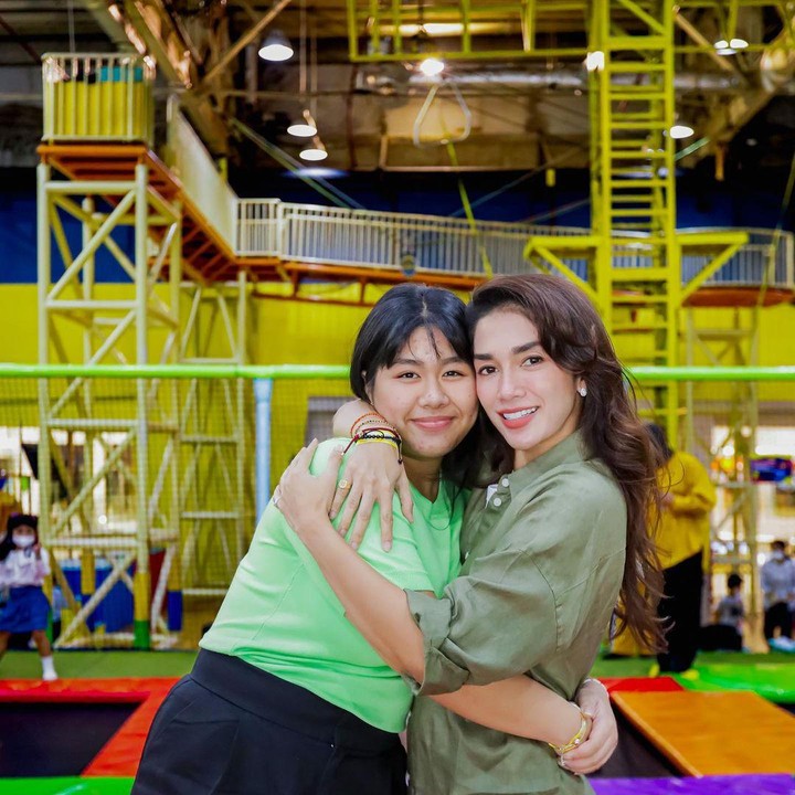 <p>Amel sangat dekat dengan Ussy dan Andhika. Hal ini kerap terlihat dari unggahan Ussy dan Andhika bersama putri pertamanya ini. Keduanya sering menghabiskan waktu bersama-sama. (Foto: Instagram @ussypratama)</p>