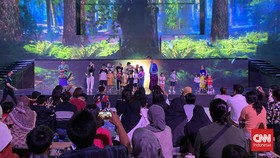 Pengunjung Trans Studio Cibubur Berebut Berfoto dengan Pemain Aladdin