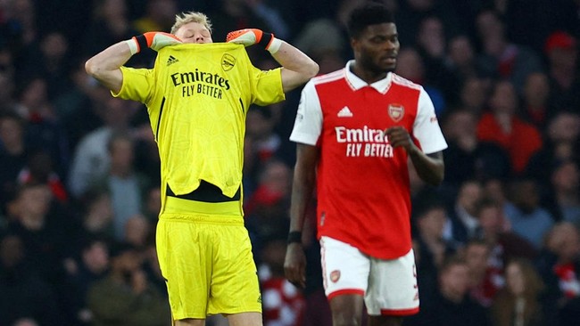 Posisi Arsenal di puncak klasemen Liga Inggris makin rawan digusur setelah hanya mampu bermain imbang 3-3 lawan Southampton di Stadion Emirates.