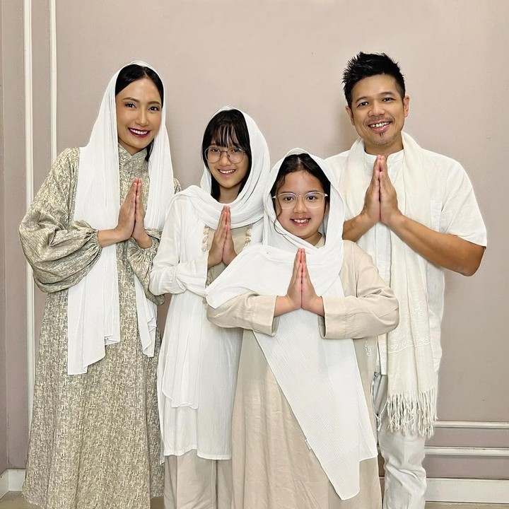 <p>Tahun ini keluarga Artika Sari Devi dan Baim memilih busana Lebaran bernuansa Earth tone. Dipadukan dengan warna-warna putih membuat keluarga mereka tampil keren. (Foto: Instagram @artikasaridevi)</p>