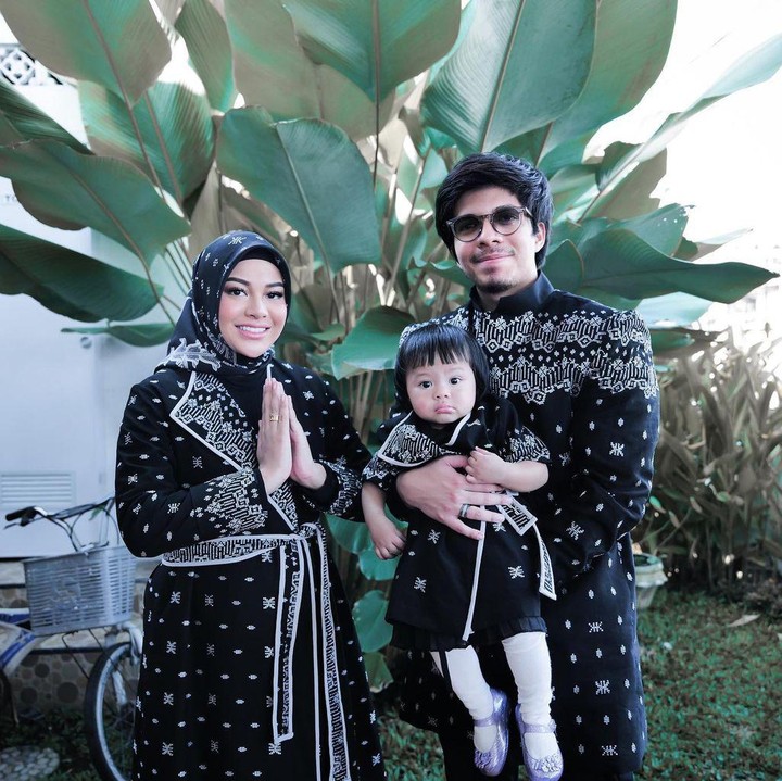 <p>Siapa yang menunggu-nunggu potret Lebaran dari keluarga Atta Halilintar dan Aurel Hermansyah? Bersama Amina yang selalu tampil menggemaskan, keluarga kecil ini memilih busana Lebaran bernuansa hitam. Lucu ya, Bunda. (Foto: Instagram @attahalilintar)</p>