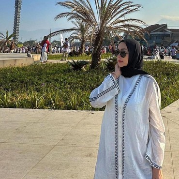 Rayakan Idul Fitri, Aura Kasih Doa Minta THR 'Teman Hari Raya'