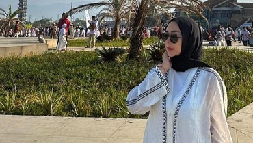 Rayakan Idul Fitri, Aura Kasih Doa Minta THR 'Teman Hari Raya'