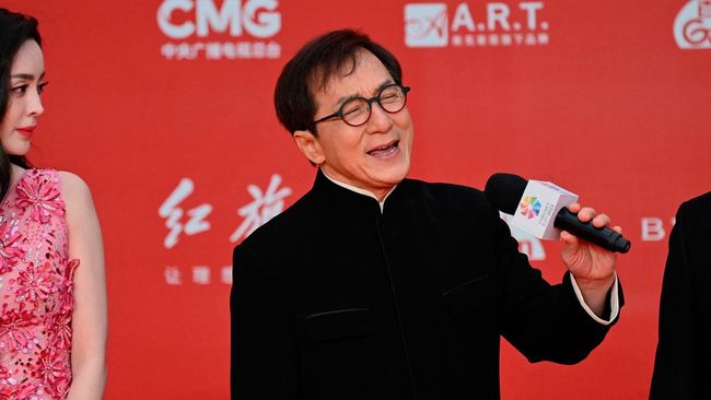Jackie Chan menjadi tamu kejutan yang dihadirkan Jay Chou saat konser di Tianjin, China pada akhir pekan lalu (9/9).