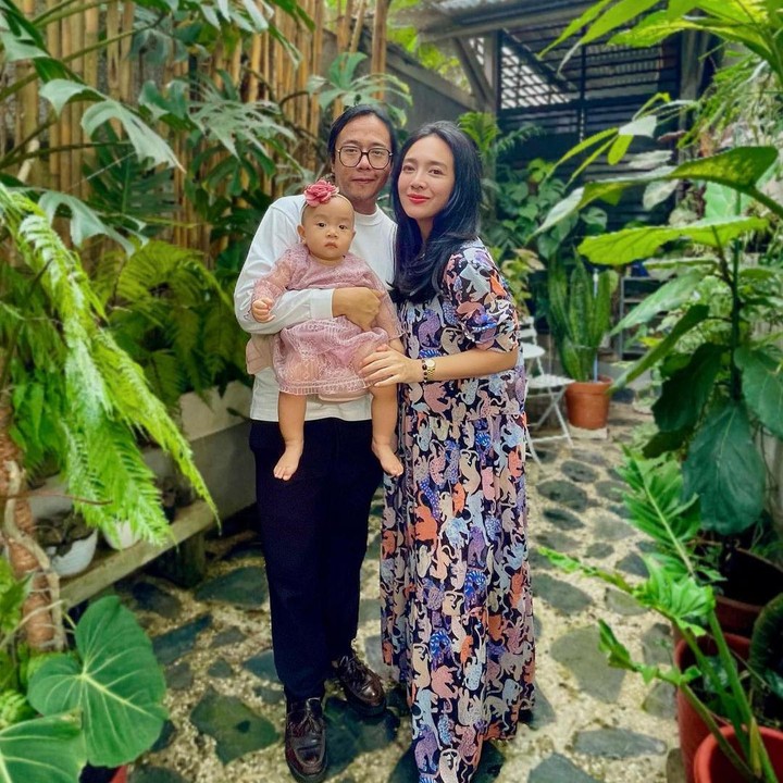 <p>Tahun ini menjadi momen Lebaran yang tak terlupakan oleh Dea Ananda dan suami, Ariel Nidji. Setelah menikah 12 tahun, Dea dan Ariel dikaruniai anak pertama pada 14 Juni 2022. Anak pertama pasangan ini berjenis kelamin perempuan, Bunda. (Foto: Instagram @dea_ananda)</p>