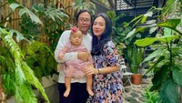 <p>Tahun ini menjadi momen Lebaran yang tak terlupakan oleh Dea Ananda dan suami, Ariel Nidji. Setelah menikah 12 tahun, Dea dan Ariel dikaruniai anak pertama pada 14 Juni 2022. Anak pertama pasangan ini berjenis kelamin perempuan, Bunda. (Foto: Instagram @dea_ananda)</p>