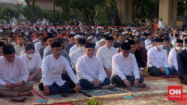 Penjabat Gubernur DKI Jakarta Heru Budi Hartono salat id di Balai Kota Jakarta, Sabtu (22/4) bersama ASN dan ratusan umat Muslim lainnya.