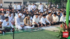 Irjen Karyoto Salat Id di Stadion Polda Metro Bareng Jajaran