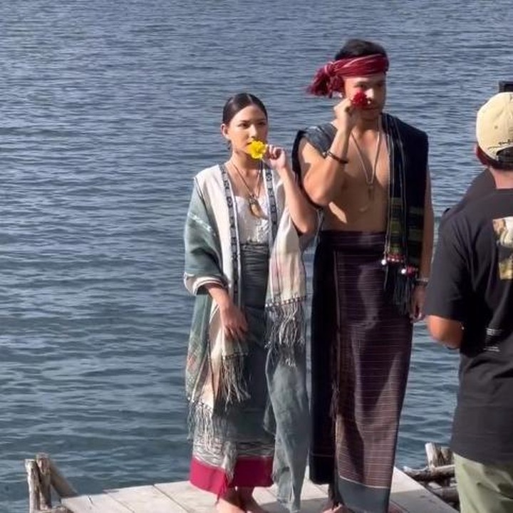 <p>Jessica dan Yakub kompak mengenakan pakaian adat selama pemotretan di Danau Toba. Keduanya tampak begitu serasi, Bunda. Jessica terlihat cantik alami dengan pemandangan air danau yang membiru di belakangnya. (Foto: Instagram @jscmila)</p>