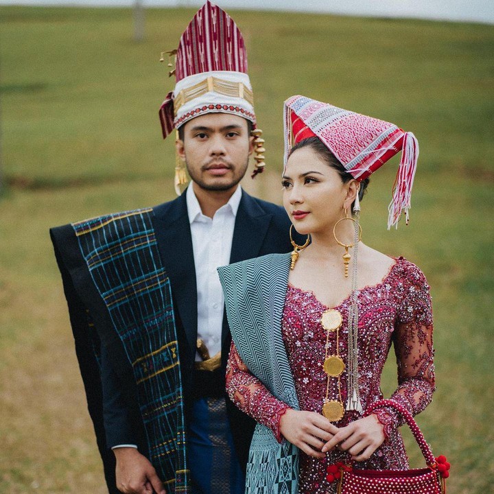 <p>Di foto lainnya, pasangan ini memilih pemandangan bukit untuk lokasi prewedding. Jessica dan Yakub yang tampil serasi kembali memakai pakaian adat Batak. (Foto: Instagram @jscmila)</p>