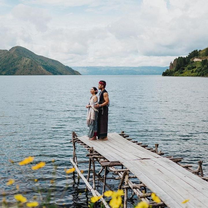 <p>Banyak yang tak menyangka Jessica dan Yakub melakukan prewedding di Danau Toba lho. Netizen selama ini mengira keduanya akan melakukan prewedding di luar negeri. Keputusan ini membuat netizen heboh, banyak yang memuji keputusan mereka untuk mengusung budaya lokal. (Foto: Instagram @jscmila)</p>