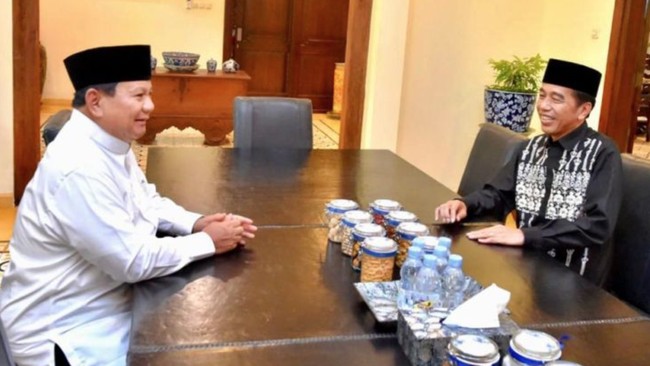 Dalam rekaman yang dibagikan Jubir Menhan di media sosial, terlihat Prabowo menyambut Jokowi dan tertawa lepas di sebuah hotel di Malaysia.