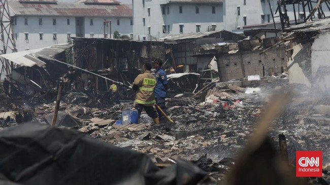 Kebakaran di kawasan Tembok Bolong, Pelabuhan Perikanan Muara Angke, Penjaringan, Jakarta Utara, pada Jumat (21/4) dini hari membuat 162 warga dievakuasi.