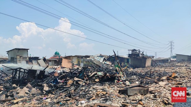Kebakaran melanda pemukiman padat penduduk di kawasan Muara Angke, Penjaringan, Jakarta Utara, pada Sabtu (21/4) dini hari.