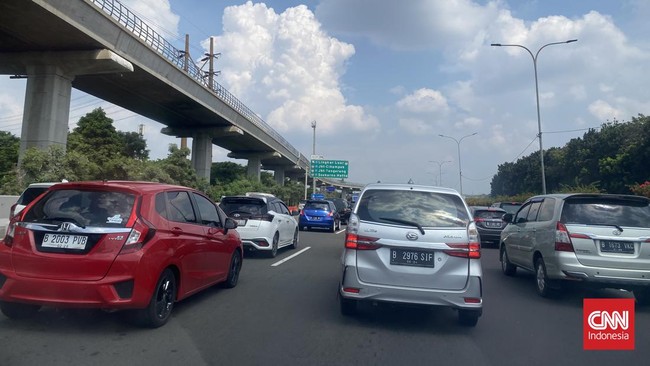 Jalan Tol Lingkar Dalam Jakarta hingga Jagorawi macet panjang buntut padatnya volume kendaraan pada Sabtu (22/4) siang.