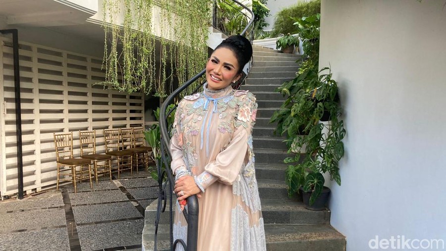 krisdayanti Krisdayanti saat ditemui di kawasan rumahnya.