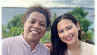 <p>Indah Permatasari dan Arie Krinting juga merayakan Lebaran pertamnya sebagai orang tua di tahun ini, Bunda. Keduanya dikaruniai anak pertama pada 1 September 2022. Namun, hingga kini keduanya masih merahasiakan nama dan wajah anaknya dari publik. (Foto: Instagram @indahpermatas)</p>