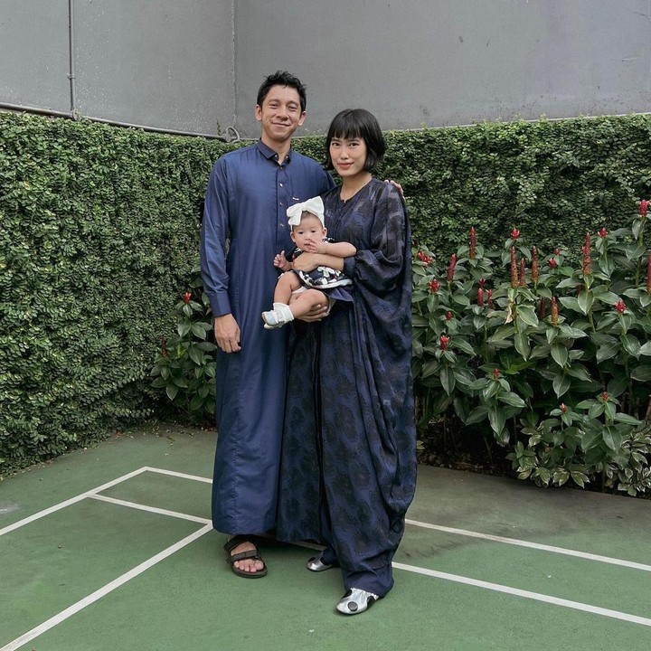 <p>Penyanyi Alika Islamadina melahirkan anak pertamanya pada 27 Oktober 2022. Si Kecil yang kerap dipangil Zulu ini menjadi kado terindah Alika di momen Lebaran. Alika bersama suaminya, Raja Siregar, menunggah foto Lebaran pertama mereka bersama baby Zulu. (Foto: @alikaislamadina)</p>