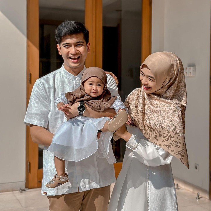 <p>YouTuber Ria Ricis pertama kalinya menjalani peran sebagai Bunda di Hari Raya tahun ini. Sang putri, Moana, kini berusia 9 bulan. Ricis dan suaminya, Teuku Ryan, membagikan momen Lebaran pertama mereka bersama sang putri di media sosial. (Foto: Instagram @riaricis1795)</p>