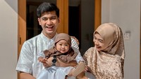 <p>YouTuber Ria Ricis pertama kalinya menjalani peran sebagai Bunda di Hari Raya tahun ini. Sang putri, Moana, kini berusia 9 bulan. Ricis dan suaminya, Teuku Ryan, membagikan momen Lebaran pertama mereka bersama sang putri di media sosial. (Foto: Instagram @riaricis1795)</p>