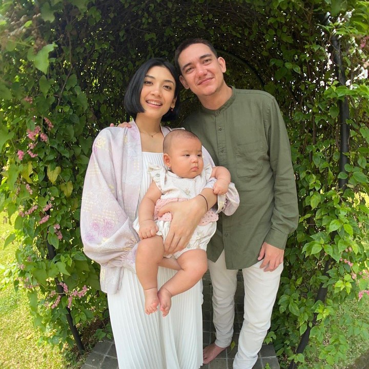 <p>Adipati Dolken dan Canti Tachril merayakan Lebaran pertama sebagai orang tua, Bunda. Canti melahirkan anak pertamanya, Nareswari Isthika Dyah Koesmadji, pada 8 Desember 2022. Saat ini, usia putri kecil mereka masih 4 bulan. (Foto: Instagram @cantitachril)</p>