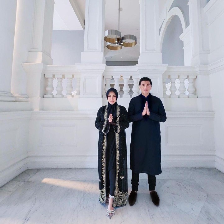 <p>Penyanyi Syahrini merayakan Lebaran tahun ini bersama suami tercinta, Reino Barack. Tahun ini, keduanya merayakan Hari Raya Idul Fitri di Singapura, Bunda. (Foto: Instagram @princessyahrini)</p>