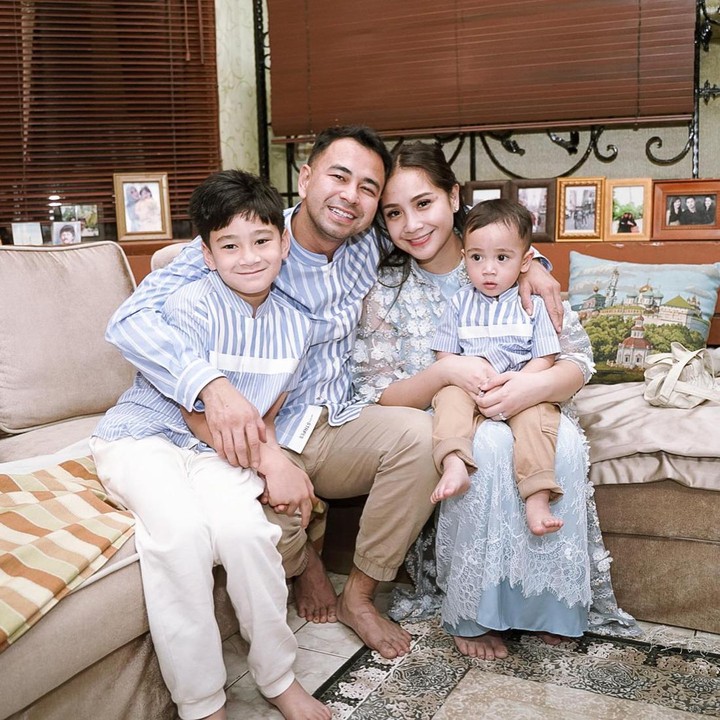 <p>Keluarga Raffi Ahmad dan Nagita Slavina merayakan Lebaran pertama mereka di Bandung, kampung halaman Raffi. Keluarga Seleb favotit para Bunda ini merayakan Hari Kemenangan dengan kompak mengenakan pakaian serba putih dan biru muda. Lebaran kali ini menjadi yang kedua bagi mereka bersama si bungsu, Rayyanza. (Foto: Instagram @raffinagita1717)</p>
