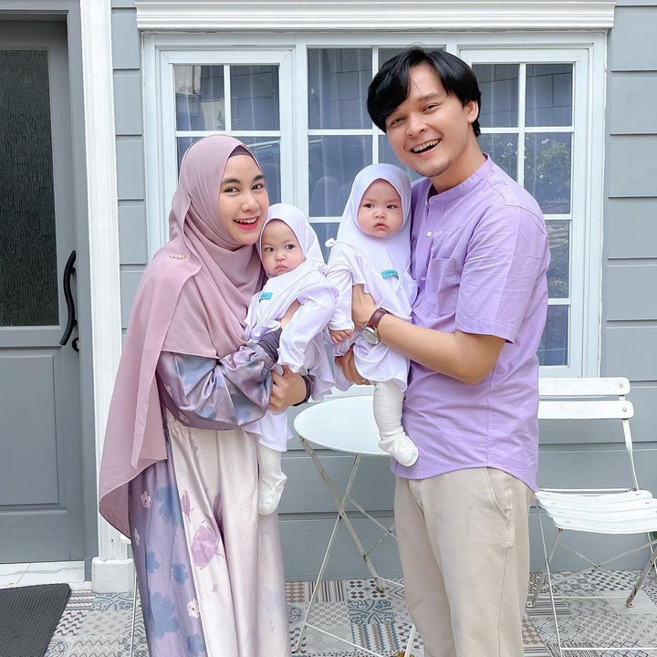 <p>Anisa Rahma dan suaminya, Anandito Dwis, mengaku sangat bahagia bisa merayakan Lebaran tahun ini bersama anak kembarnya, Alma dan Alsha. Anisa dan Dito kompak mengenakan pakaian berwarna ungu, sementara dua putrinya berjilbab mengenakan baju serba putih. (Foto: @anisarahma_12)</p>