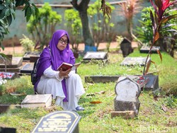 Bacaan Doa Ziarah Kubur Orang Tua Sesuai Sunnah Lengkap