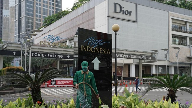 Dua mal di Jakarta, fX Sudirman dan Plaza Indonesia, tutup sepenuhnya saat hari pertama Lebaran 2023, Sabtu (22/4). 