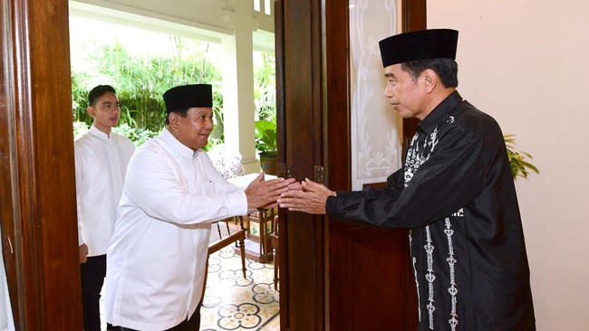 Prabowo tiba di Sumber, Kecamatan Banjarsari, Solo sekitar pukul 18.21 WIB untuk berjamu ke rumah Jokowi, Minggu (3/11) malam ini.