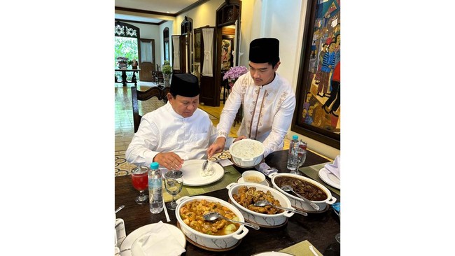 Kaesang Pangarep menyebut momen dirinya menyendokkan nasi untuk Prabowo Subianto mengisyaratkan sosok calon wali kota Depok yang sedang cari dukungan.