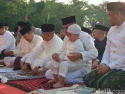 Salat Id Bersama Bobby, Ketua Nahyan Nyaman Dipangku Edy Rahmayadi