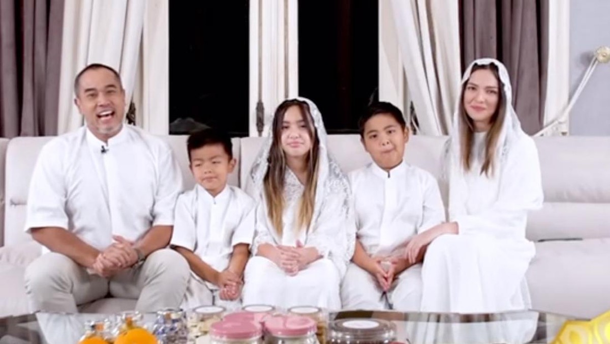 Gaya Lebaran Nia Ramadhani