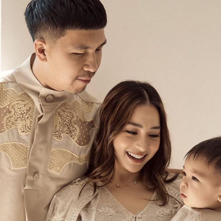 <p>Nikita Wiilly dan sang suami, Indra Priawan menjatuhkan pilihan busana Lebaran pada rancnagan desainer terkenal Sebastian Gunawan. Baby Issa tidak mau ketinggalan nih, Bunda. Mengenakan busana Lebaran senada dengan kedua orang tuanya, membuat bocah yang baru merayakan ulang tahun pertamanya ini terlihat menggemaskan. (Foto: Instagram @nikitawillyofficial94)</p>