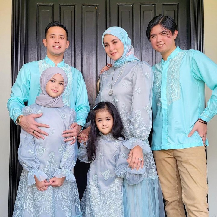 <p>Bercerai tak membuat hubungan Olla Ramlan dan mantan suaminya, Aufar Hutape menjadi renggang. Keduanya memilih untuk saling bersilaturahmi di Hari nan Fitri ini untuk membersamai anak-anaknya. Bahkan, mereka juga memakai seragam keluarga bernuansa toska lho. (Foto: Instagram @ollaramlan)</p>