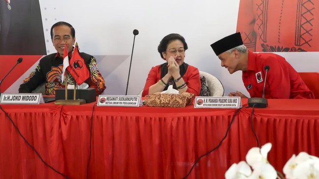 Ganjar Pranowo menegaskan cawapres nantinya hasil konsolidasi tegak lurus dengan partai. Ia pun meminta banyak pihak bersabar. 