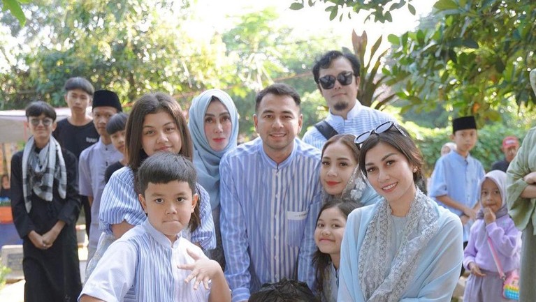 Raffi Ahmad nyekar ke makam ayah.