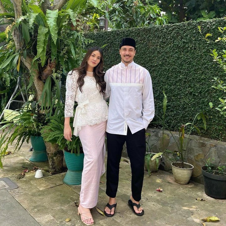 <p>Raisa juga memilih tampil berdua dengan Hamish Daud yang mengenakan baju koko dengan setelan celana hitam. Tak nampak Zalina dalam foto Lebaran mereka. Wah, kira-kira kemana ya Zali? (Foto: Instagram @raisa6690)</p>