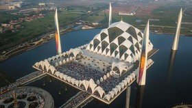 FOTO: Khidmat Salat Idulfitri 1444 H di Berbagai Penjuru Indonesia