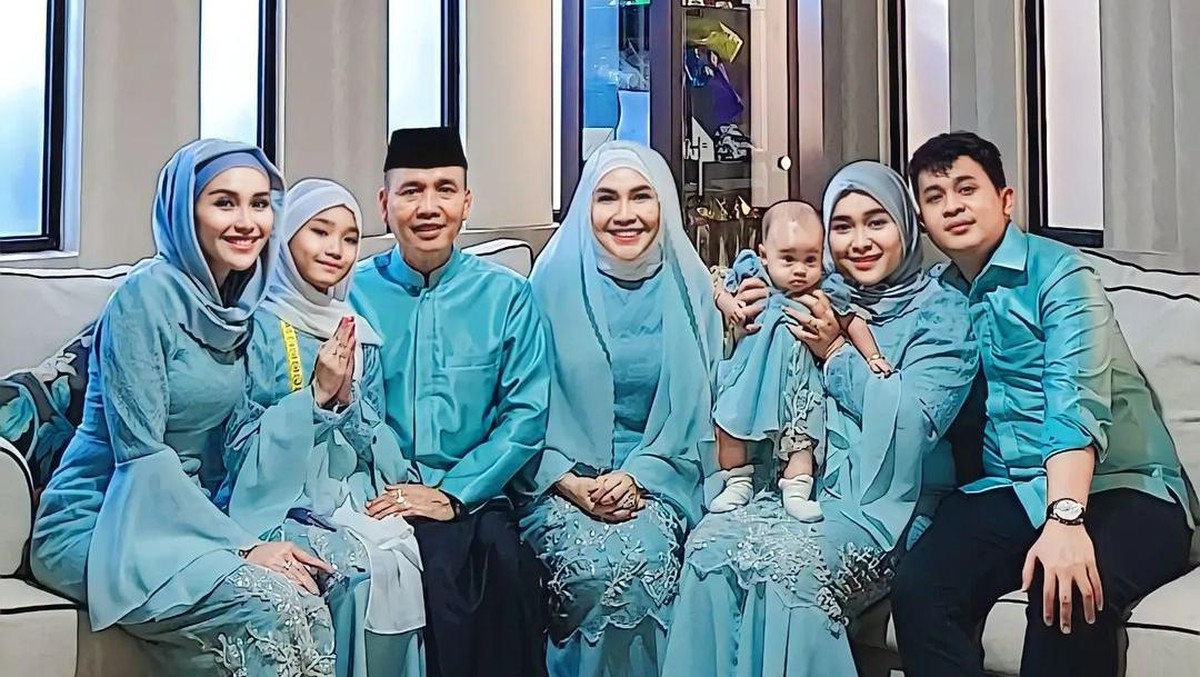 Seleb rayakan Lebaran&period;