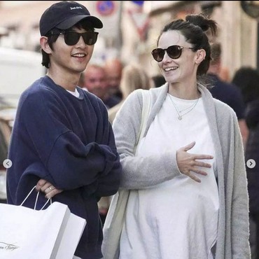Song Joong Ki Bongkar Perkiraan Katy Saunders Melahirkan