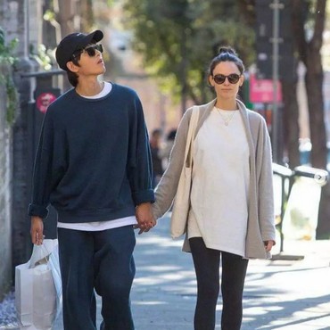Sempat Disebut Tak Terurus, Song Joong Ki Pamer Liburan Bareng Katy Saunders