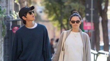img-title Sempat Disebut Tak Terurus, Song Joong Ki Pamer Liburan Bareng Katy Saunders