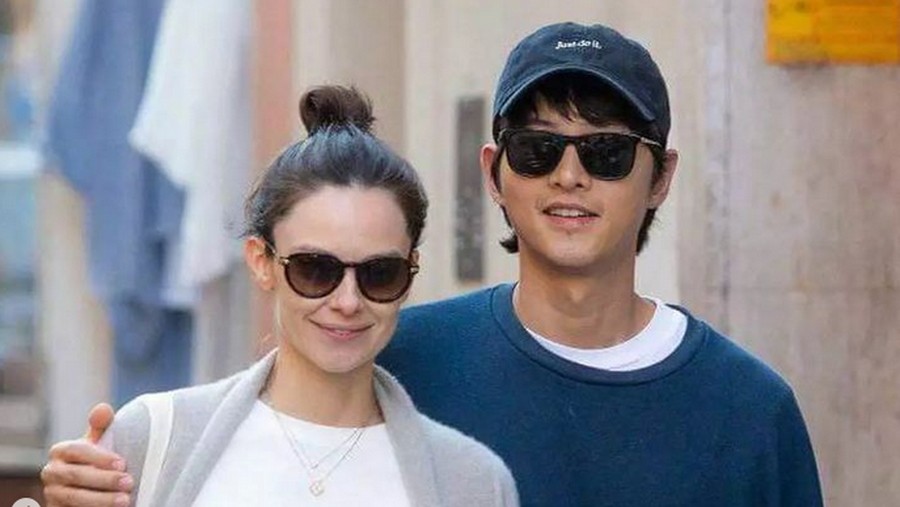 Song Joong Ki dan Katy Louise Saunders