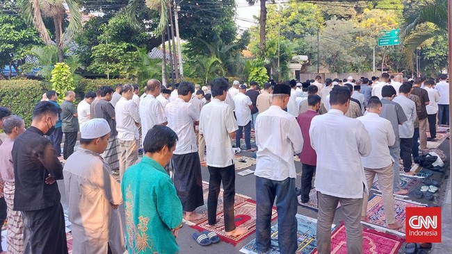 Mantan Penasihat Komisi Pemberantasan Korupsi (KPK) Abdullah Hehamahua menjadi khotib salat Idulfitri di Masjid Sunda Kelapa.