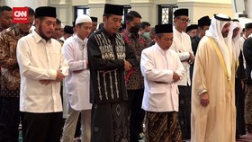VIDEO: Momen Jokowi Salat Id di Masjid Raya Sheikh Zayed Solo